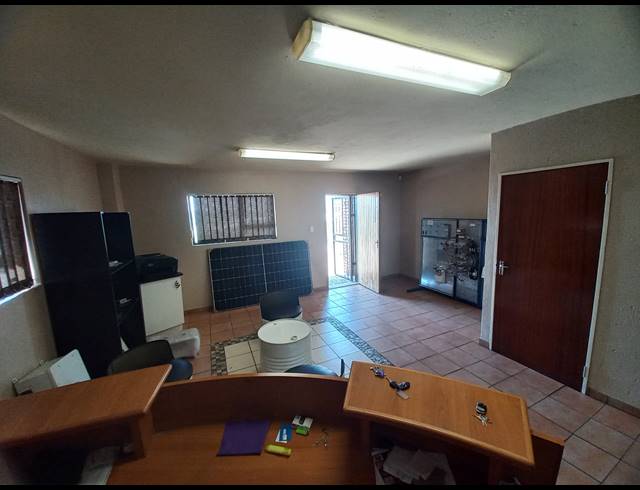 551M² WAREHOUSE TO LET IN APEX